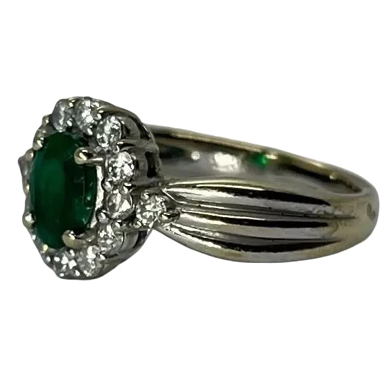 Bague Entourage en or blanc, émeraude et diamants - Image 3
