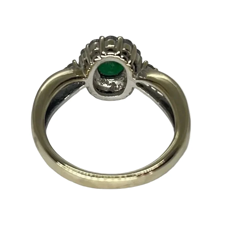 Bague Entourage en or blanc, émeraude et diamants - Image 4