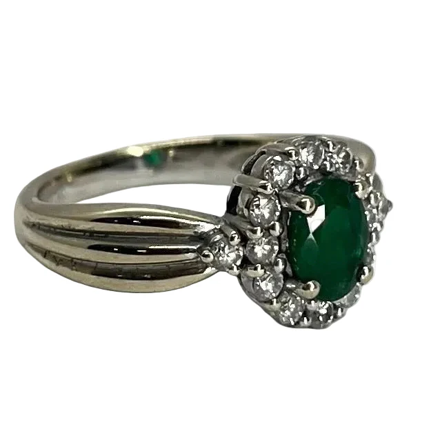 Bague Entourage en or blanc, émeraude et diamants - Image 5