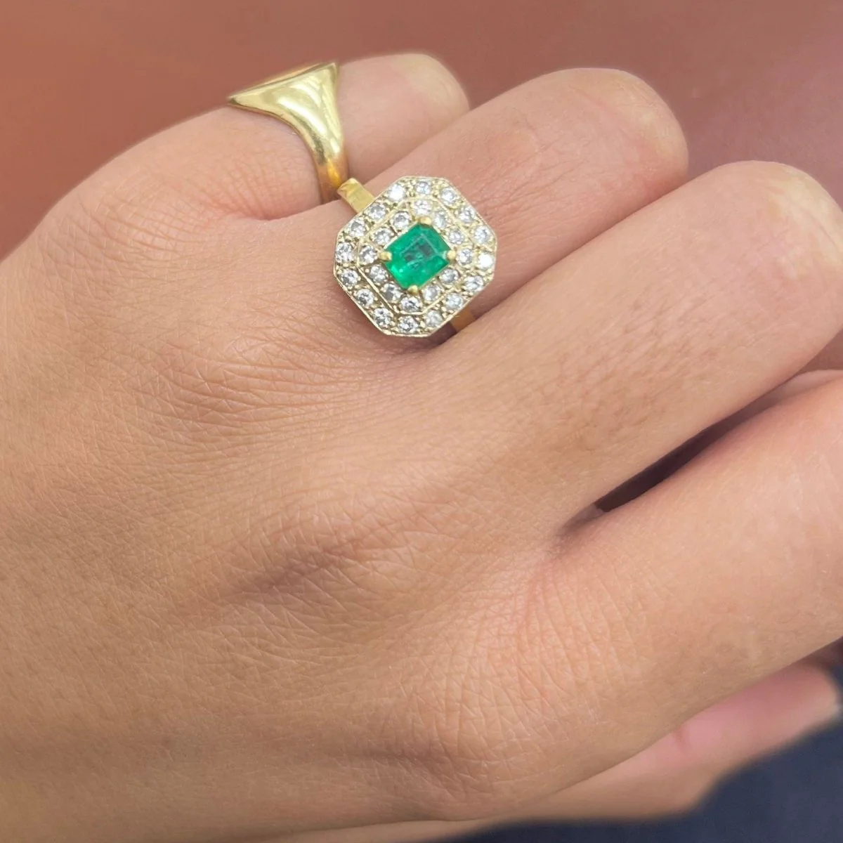 Bague en or jaune, émeraude et diamants - Image 2