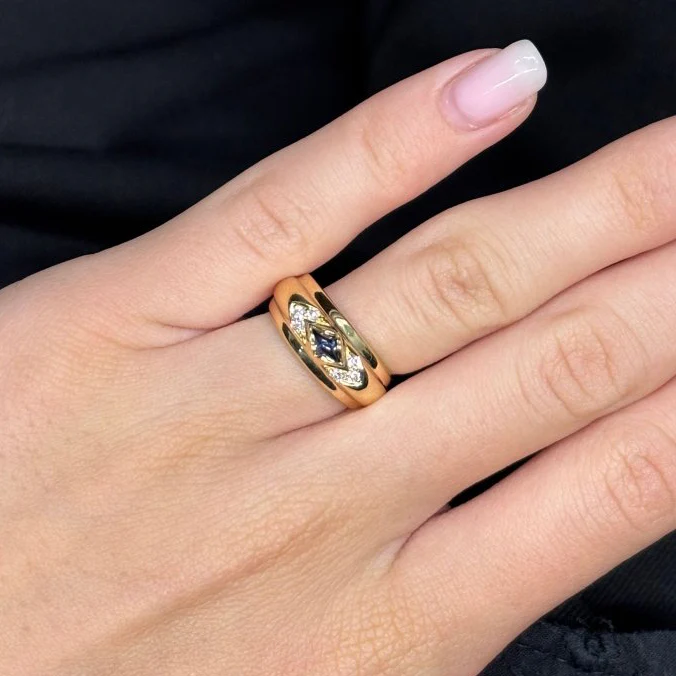 Bague CHAUMET en or jaune, saphir, et diamants - Image 2