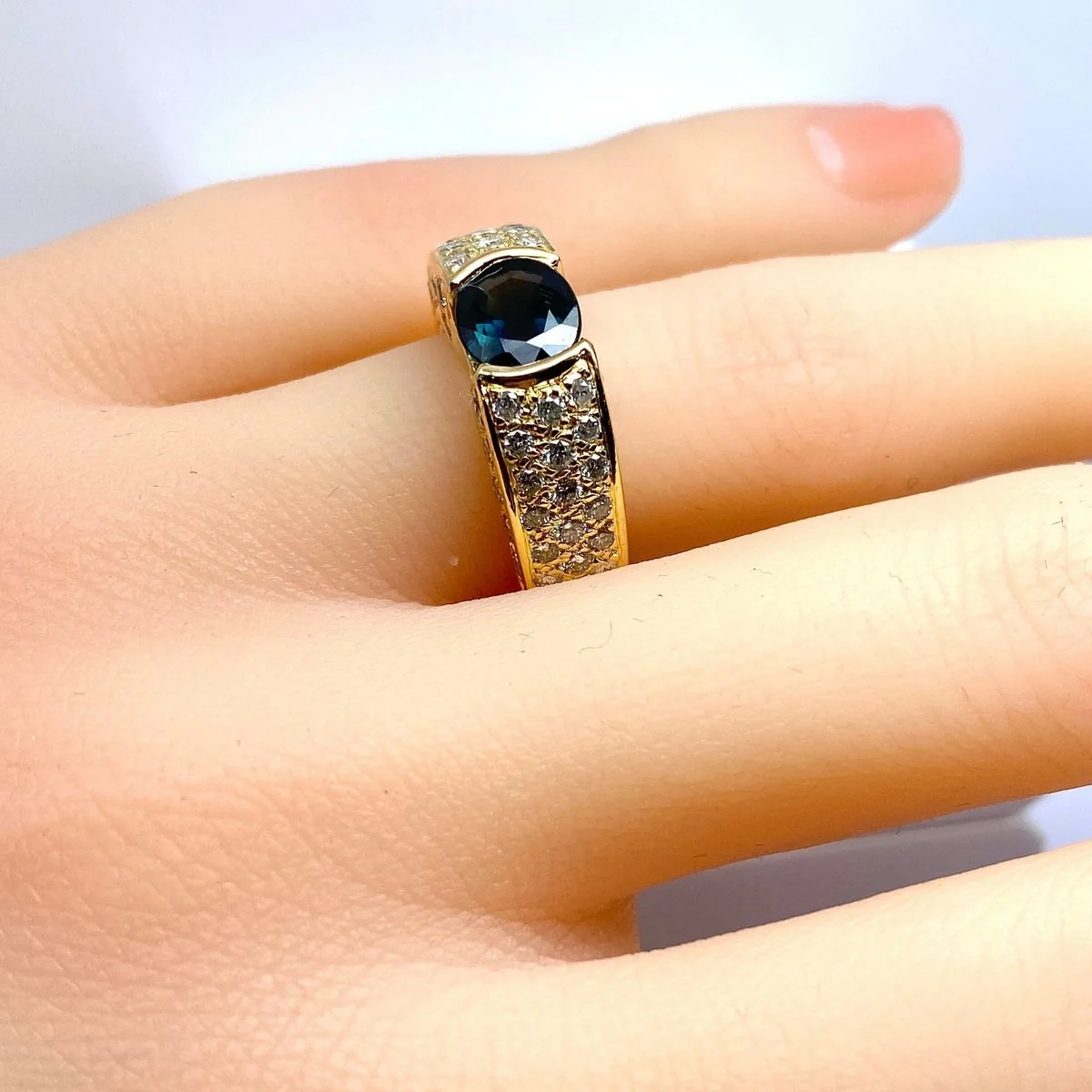 Bague jonc en or jaune, saphir et diamants - Image 2