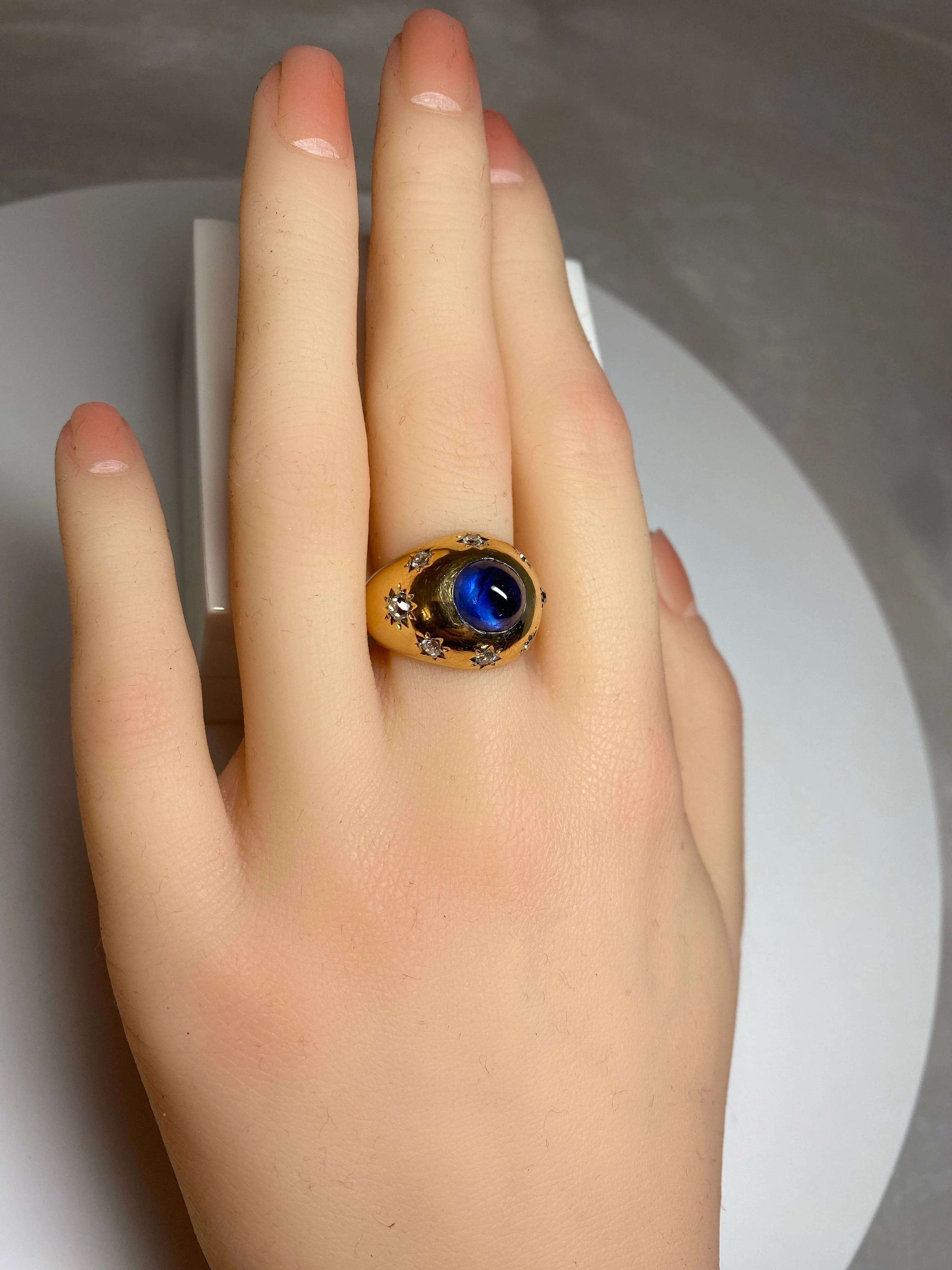Bague en or 18 carats, saphir cabochon 5.10 ct ceylan non chauffé vers 1940 - Image 12