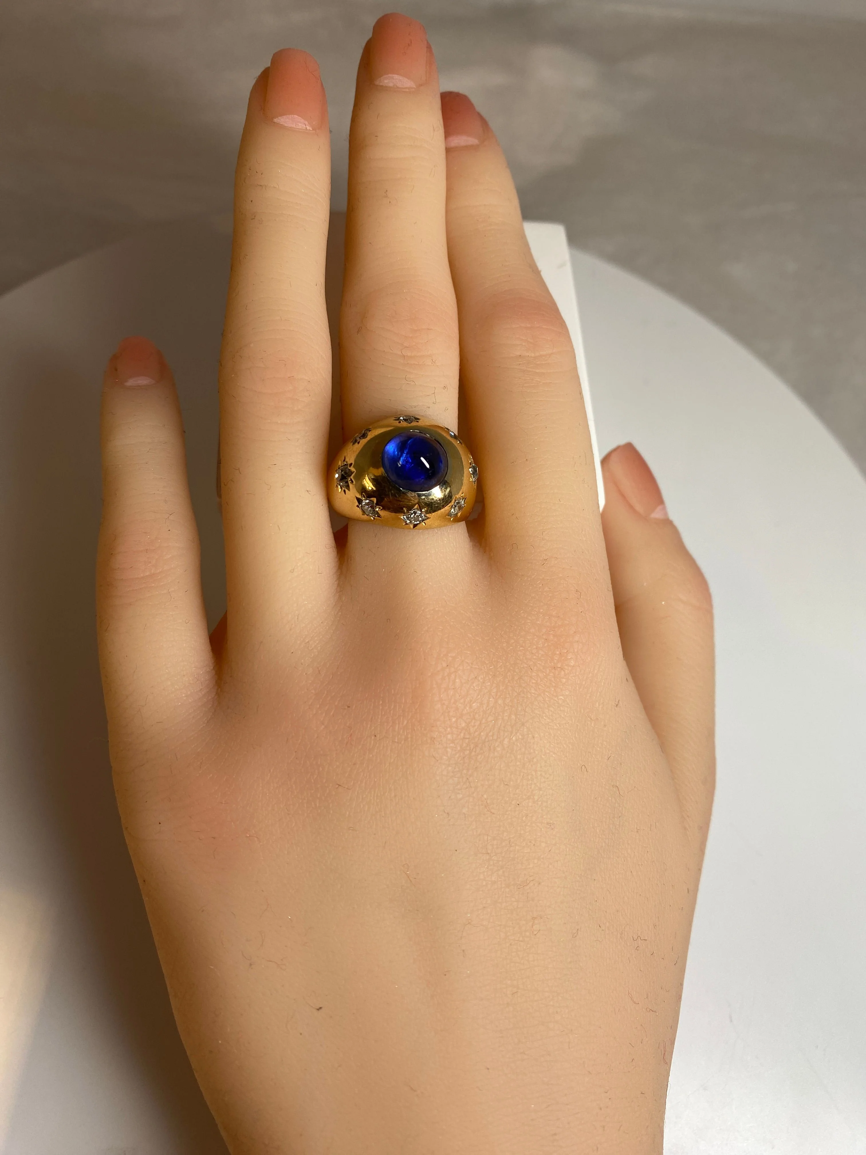 Bague en or 18 carats, saphir cabochon 5.10 ct ceylan non chauffé vers 1940 - Image 6