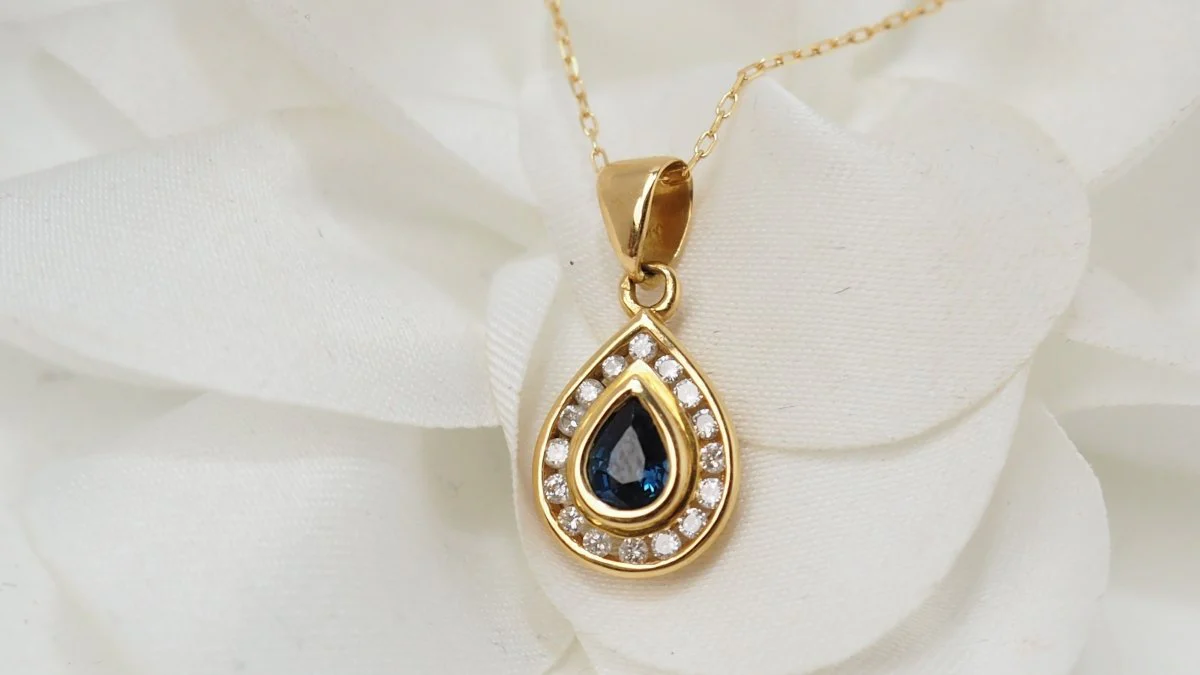 Collier en or jaune, saphir et diamants - Image 6