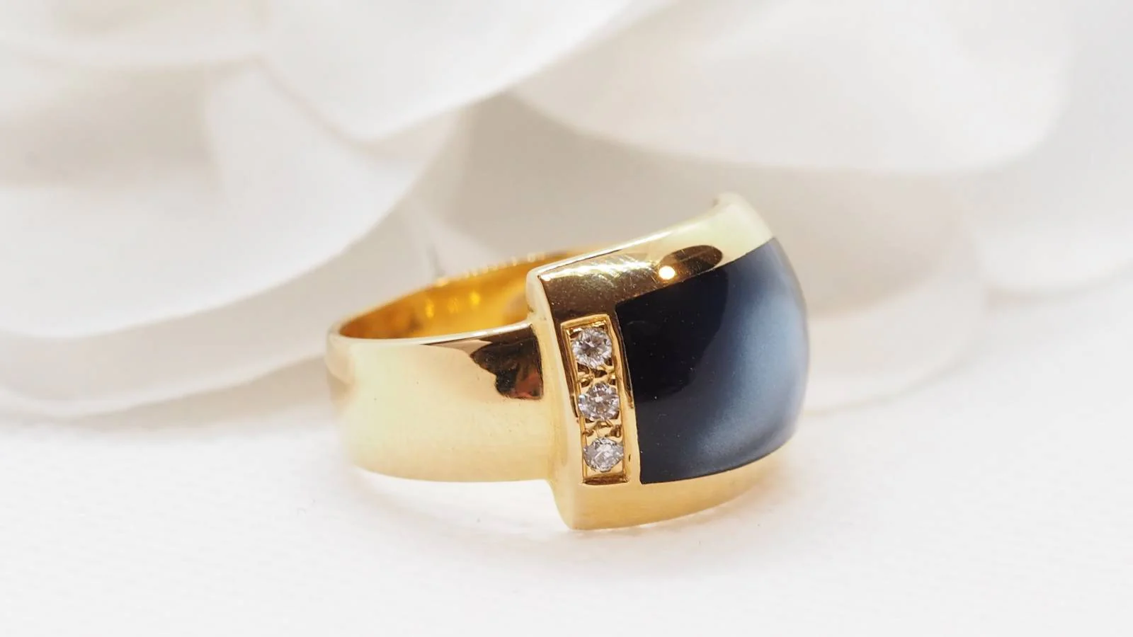 Bague Clozeau en or jaune, diamants et résine - Image 2