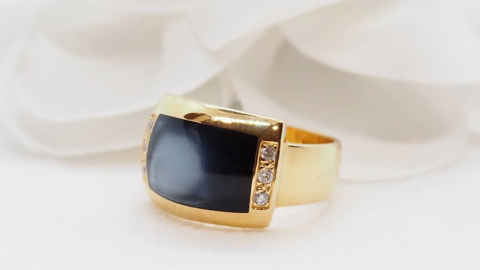 Bague Clozeau en or jaune, diamants et résine - Image 3