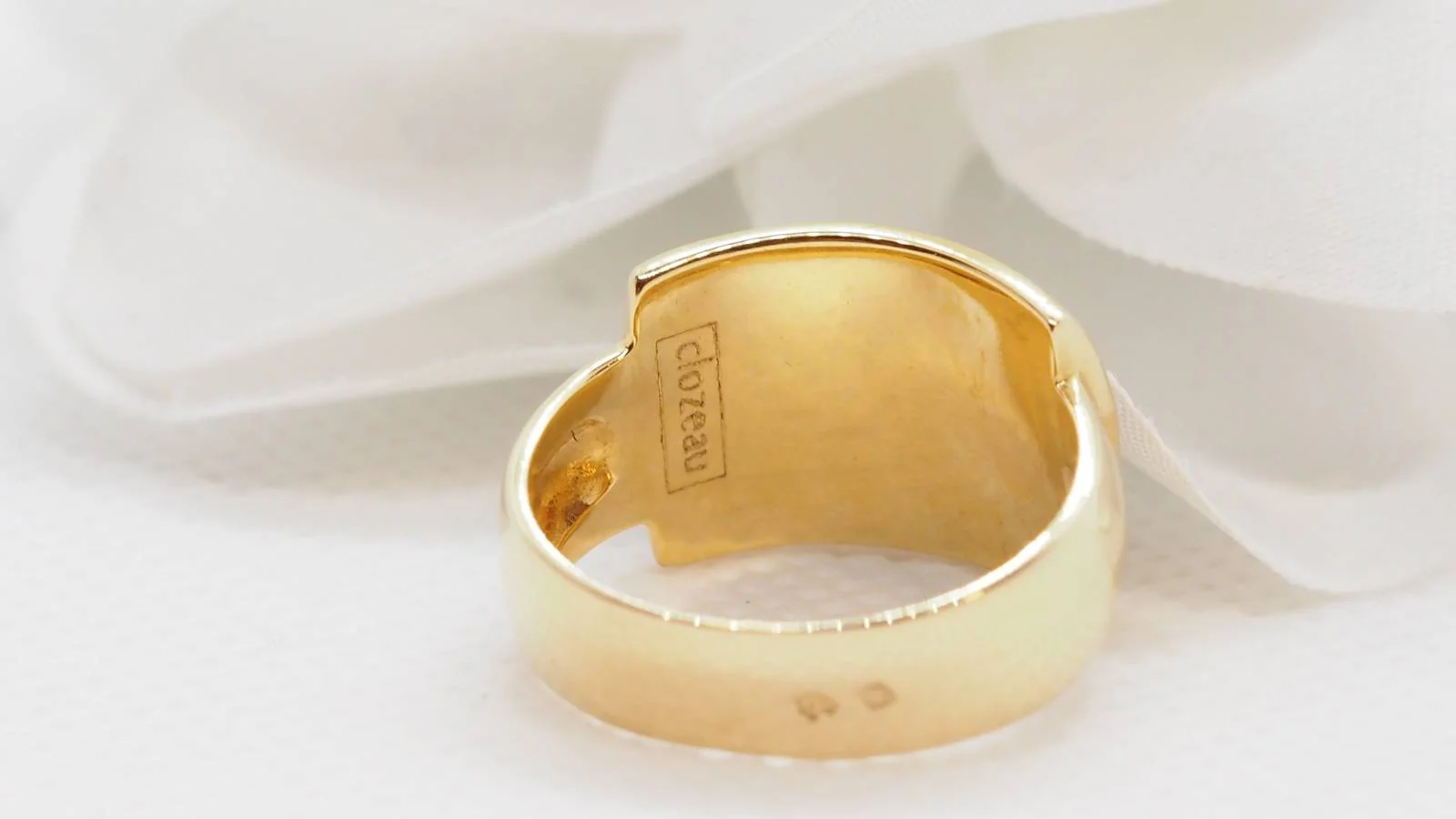 Bague Clozeau en or jaune, diamants et résine - Image 6