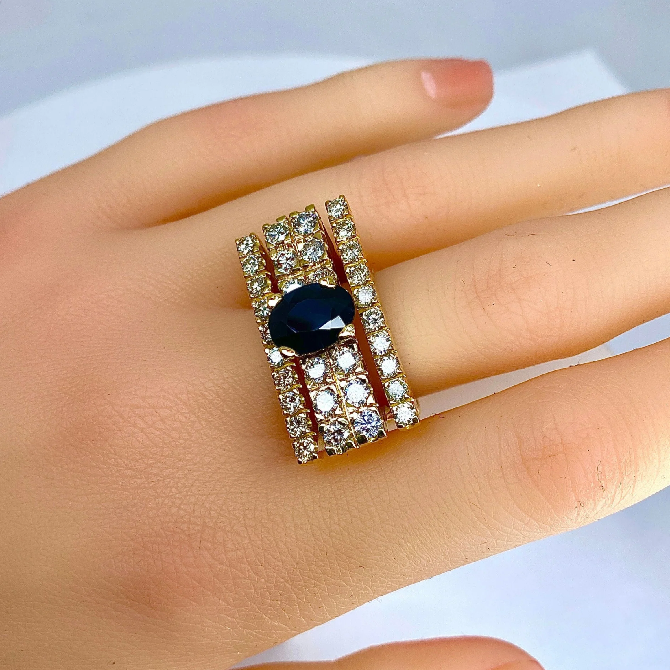 Bague en or jaune, saphir et diamants - Image 2