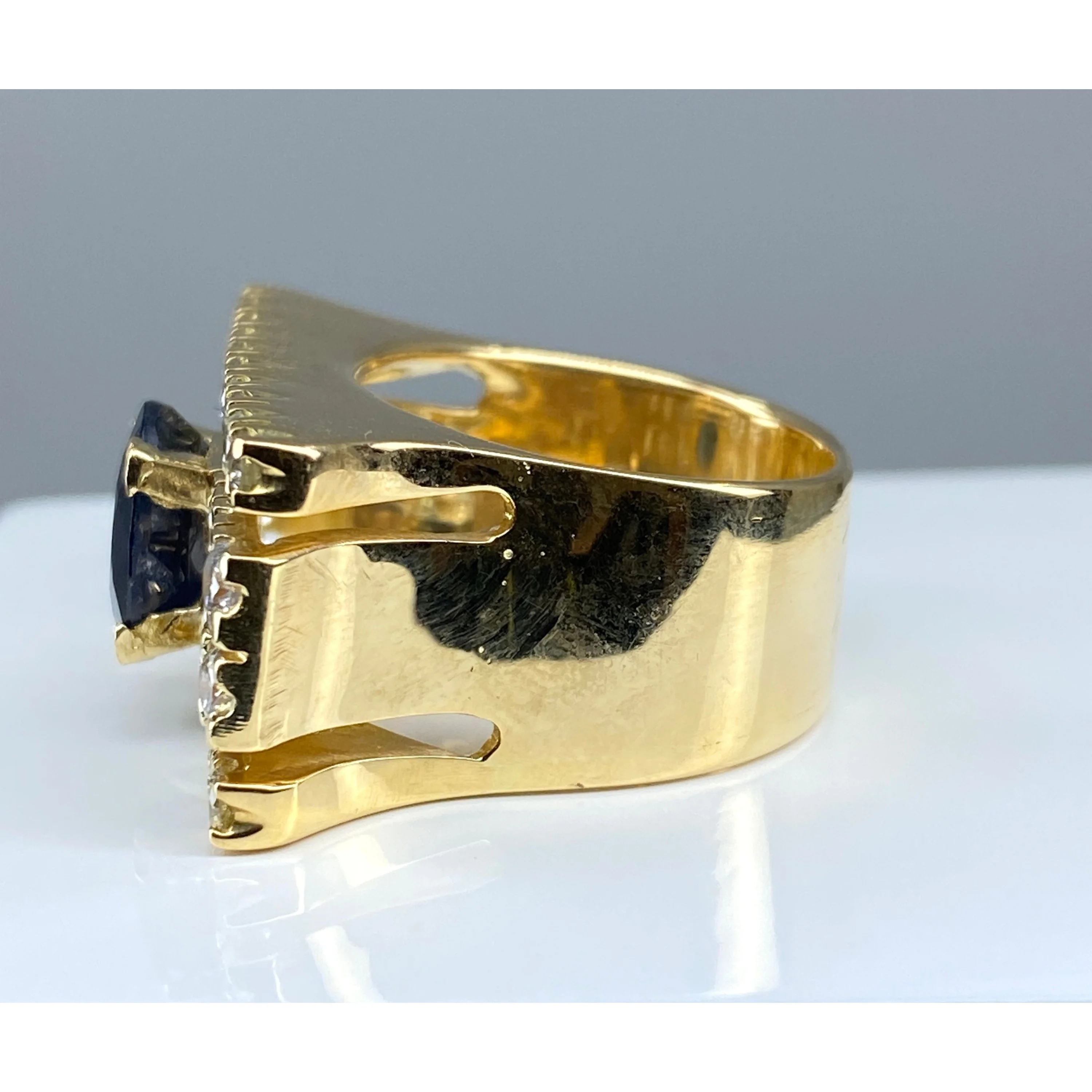 Bague en or jaune, saphir et diamants - Image 4