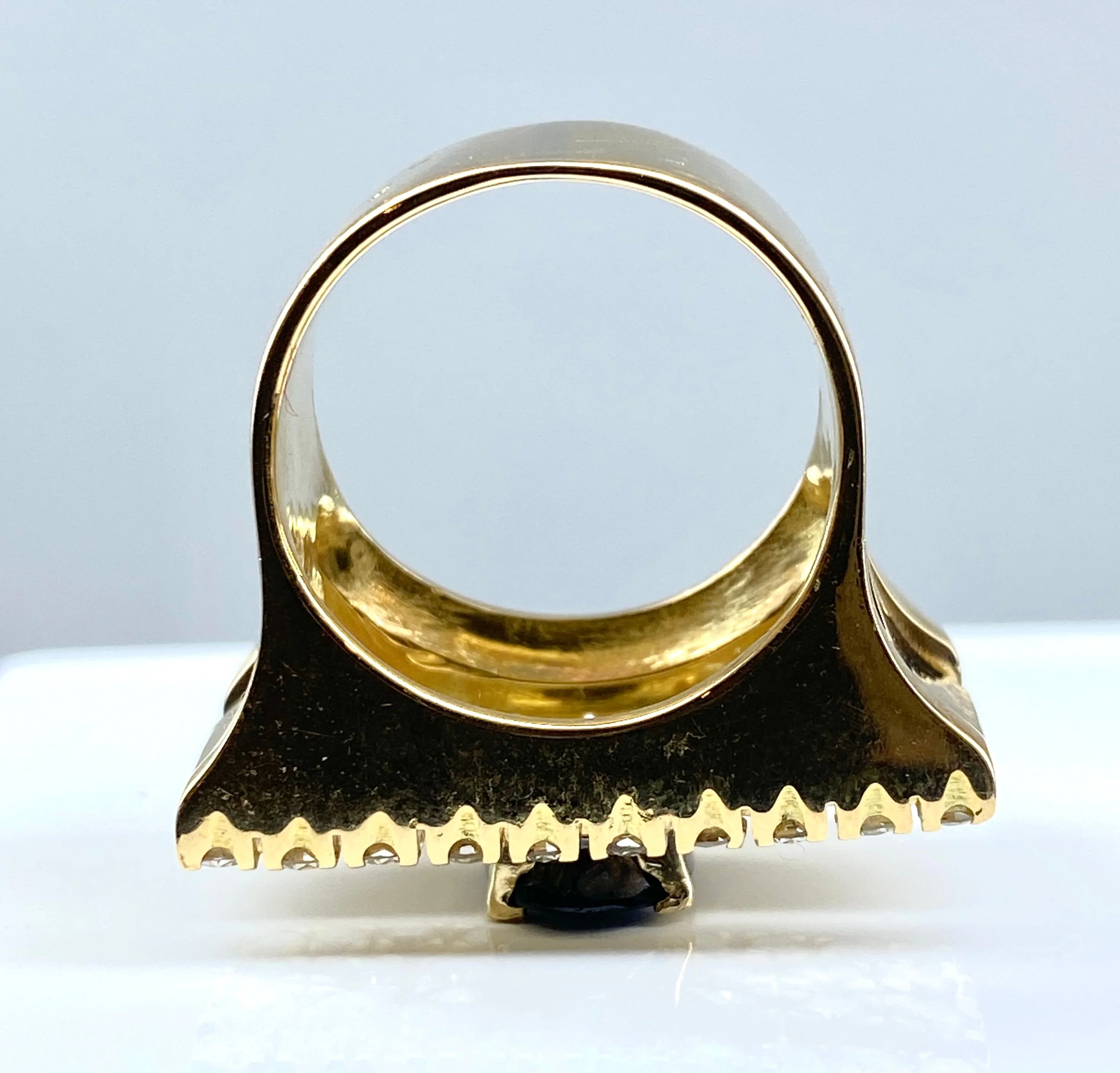 Bague en or jaune, saphir et diamants - Image 6