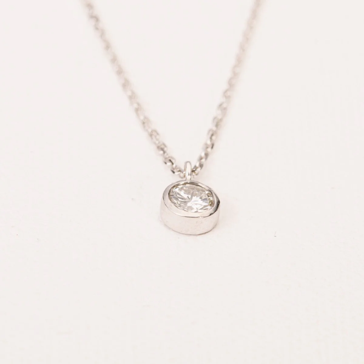 Collier solitaire diamant en or blanc - Image 6