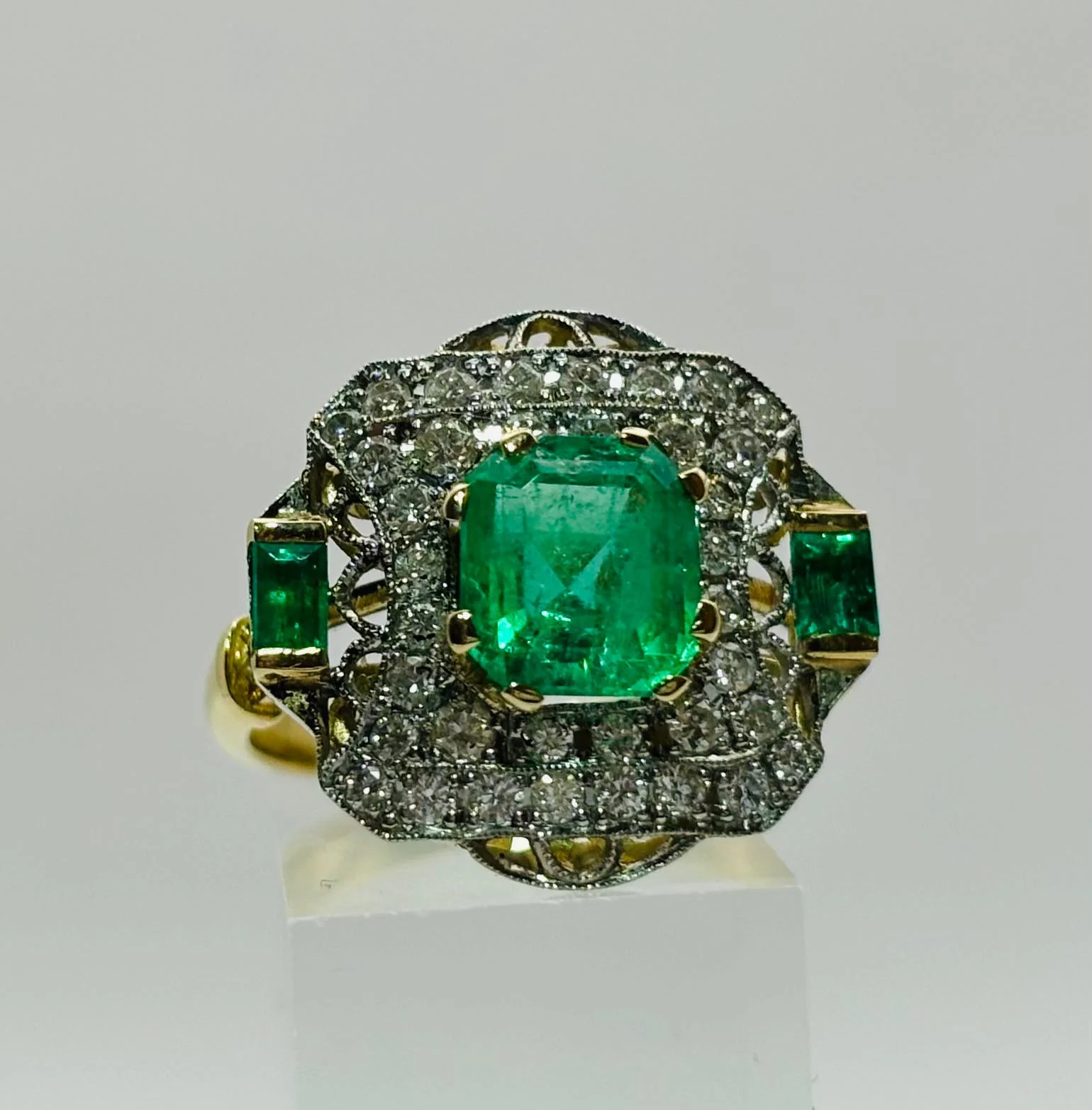 ANILLO EN ORO CON ESMERALDAS Y DIAMANTES - Image 2
