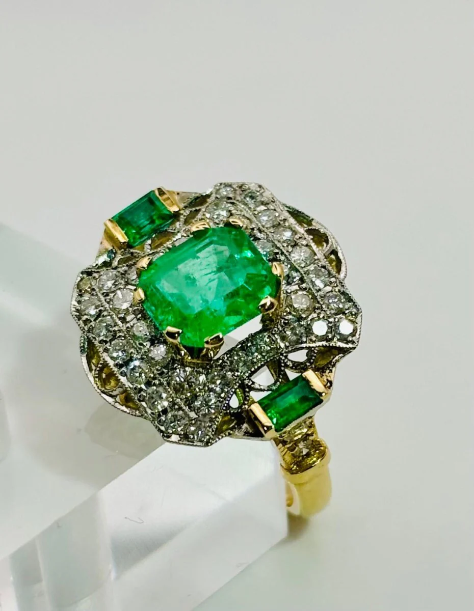 ANILLO EN ORO CON ESMERALDAS Y DIAMANTES - Image 3