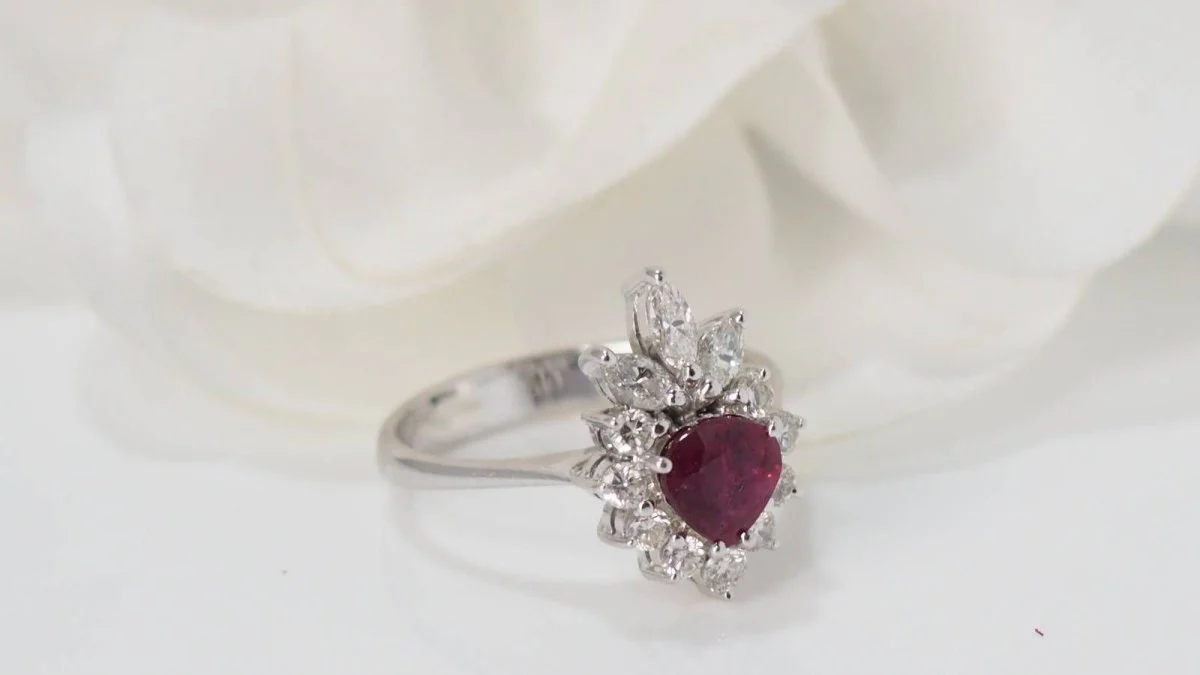 Bague entourage en or blanc, rubis et diamants - Image 3