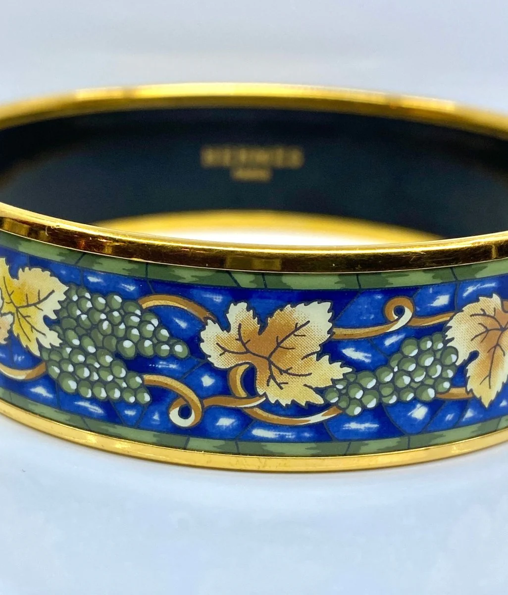 HERMÈS bracelet en métal doré et émail.