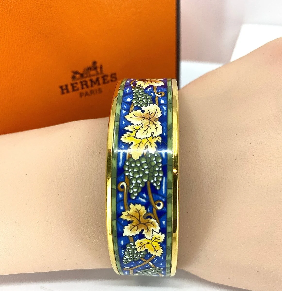 HERMÈS bracelet en métal doré et émail. - Image 2