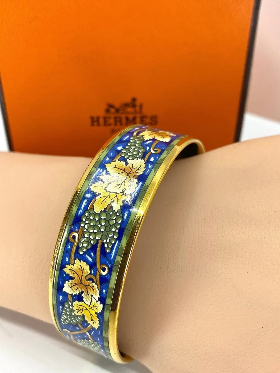 HERMÈS bracelet en métal doré et émail. - Image 6