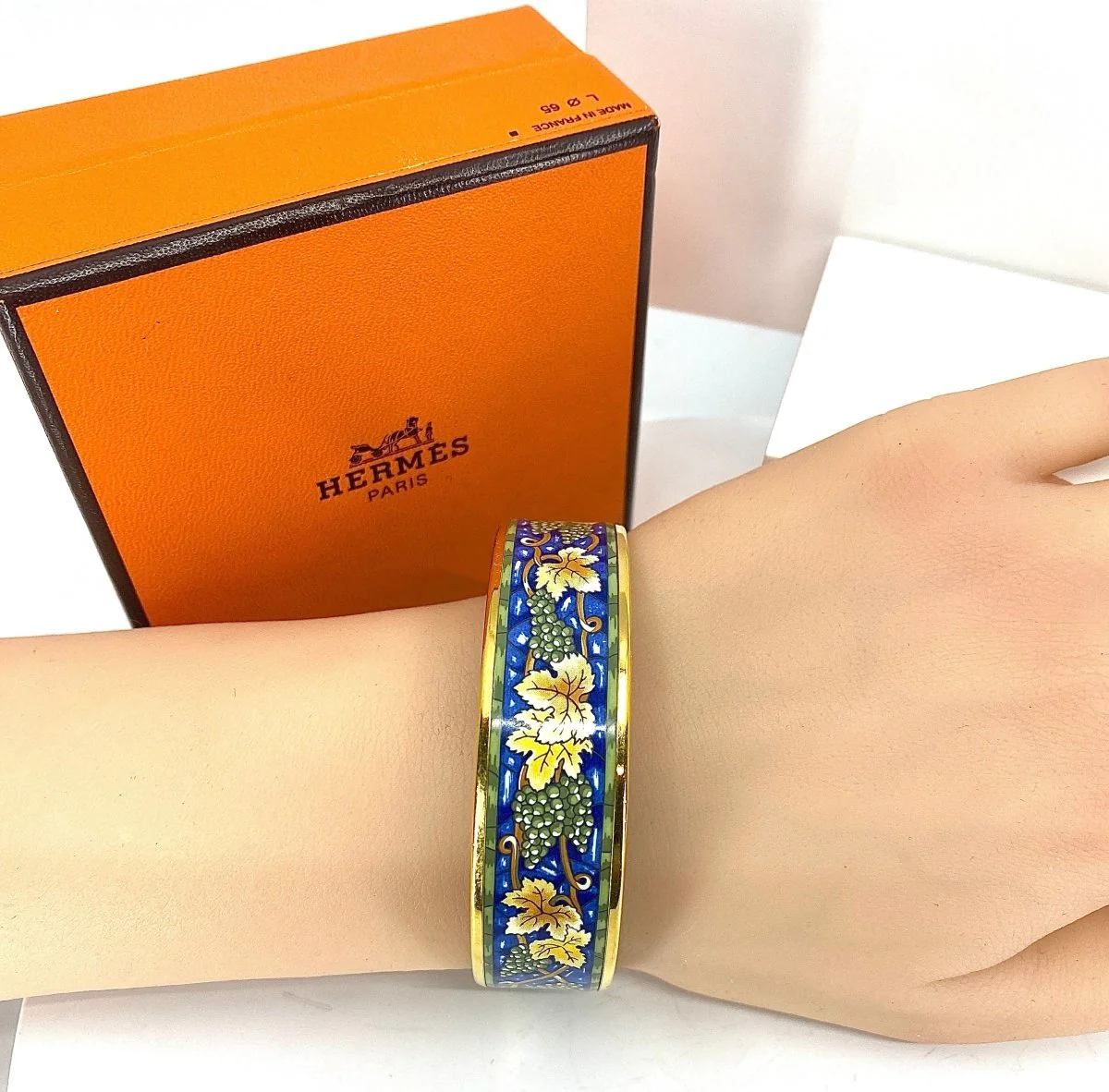 HERMÈS bracelet en métal doré et émail. - Image 7