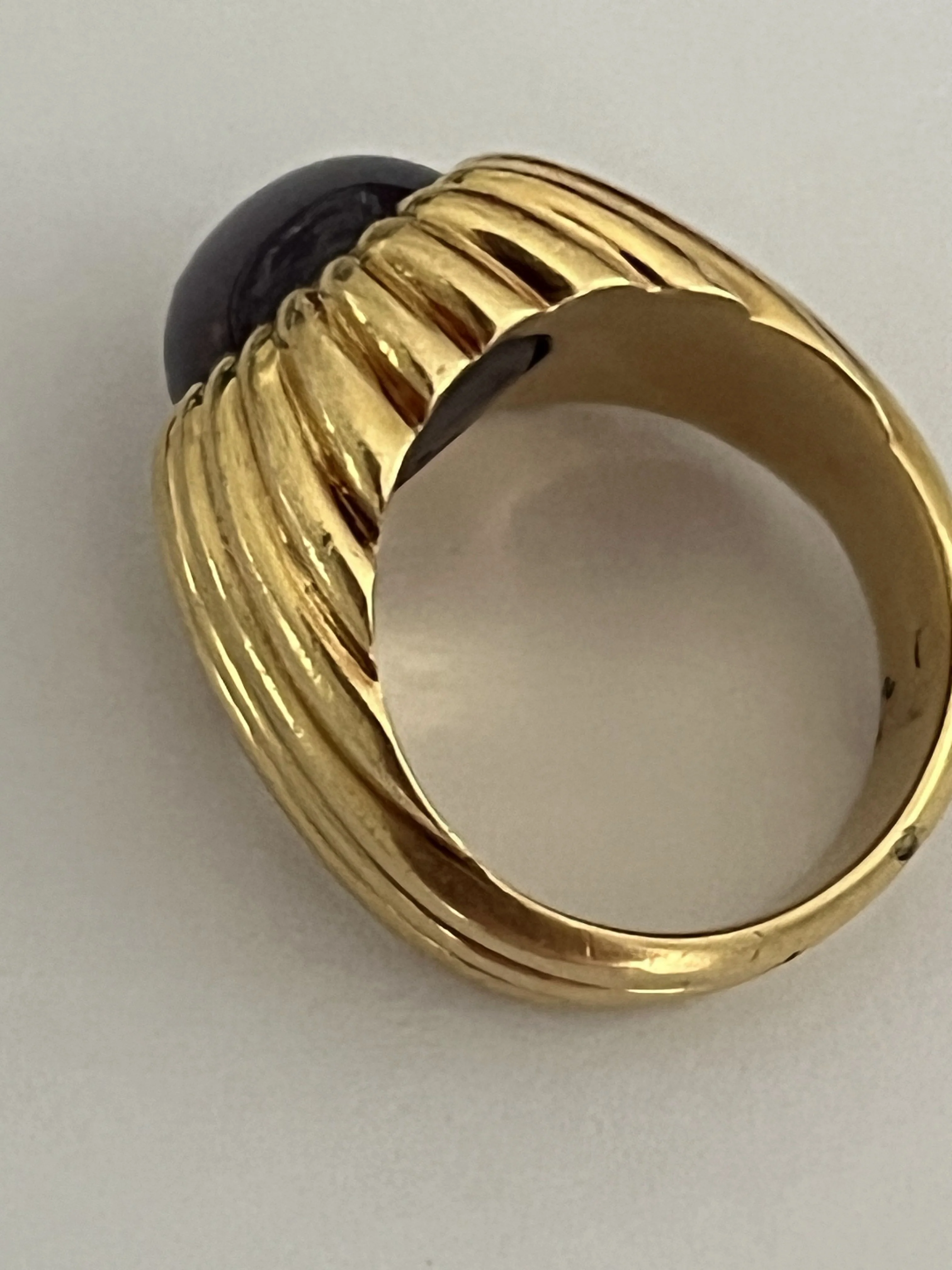 6679 - Bague Godronnée Or Jaune Saphir Etoilé - Image 4