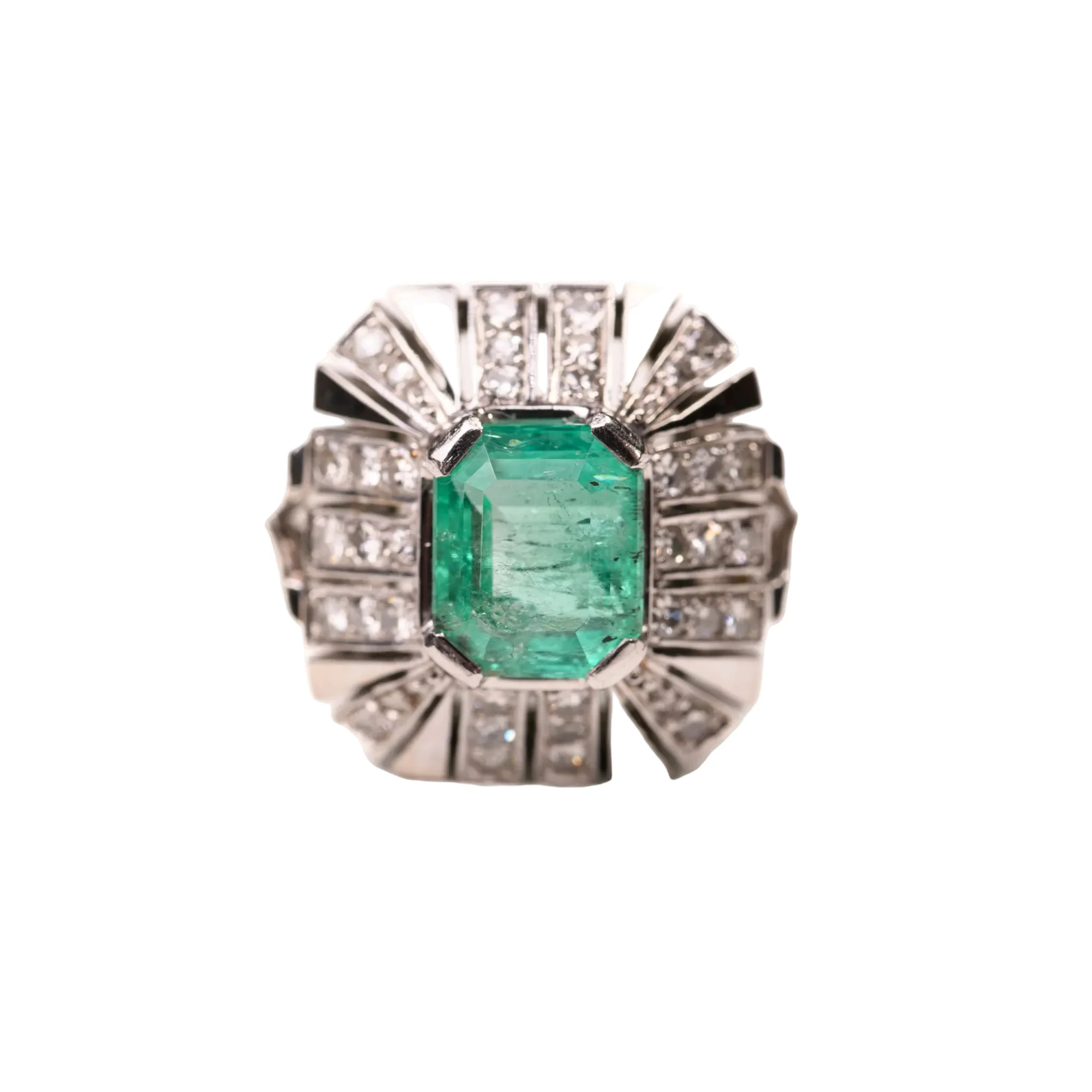 Bague Entourage en or blanc, platine, émeraude et diamants
