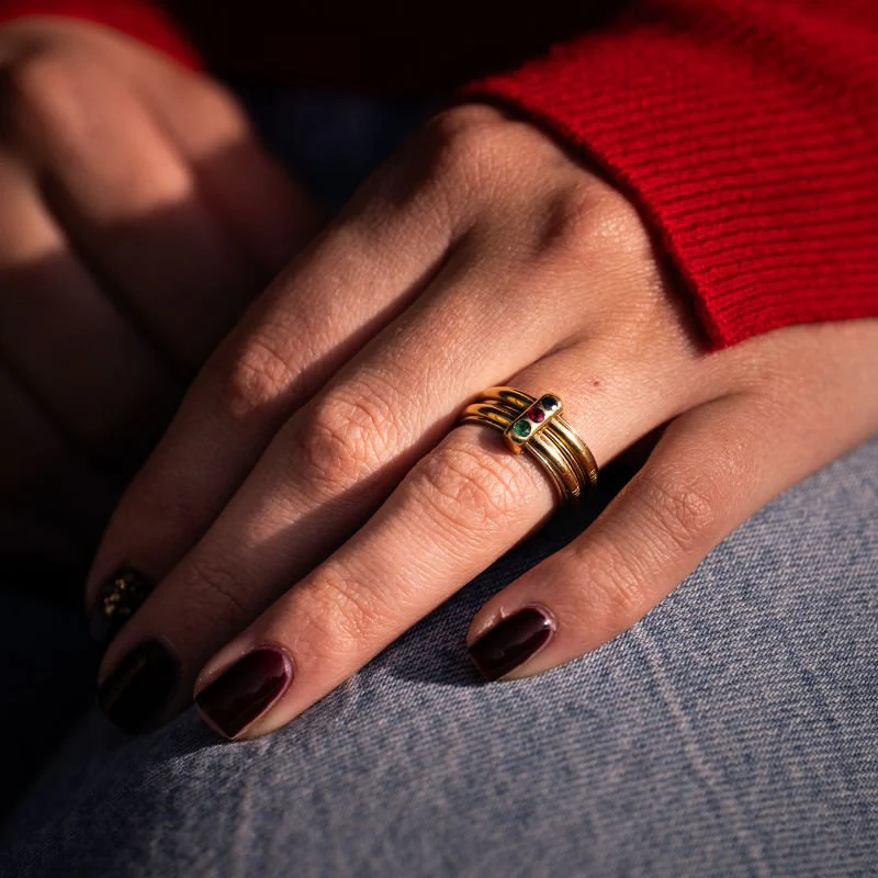 Bague YVES SAINT LAURENT en or jaune, rubis, émeraude et saphir - Image 2