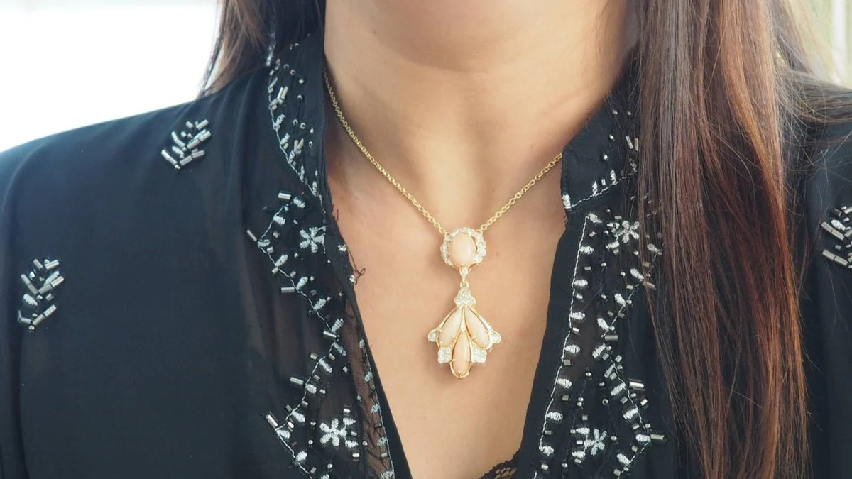Collier en or jaune, cabochons de corail et diamants - Image 2