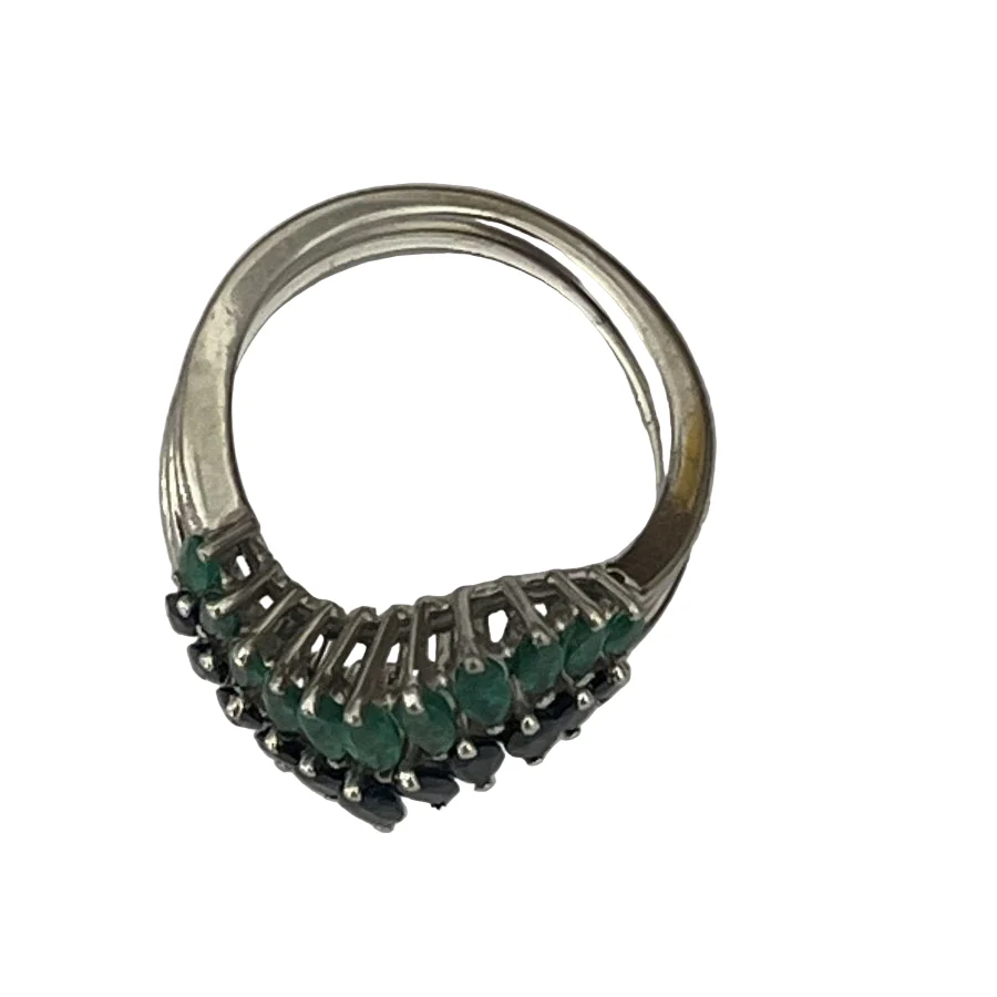 Bague Cocktail en or blanc, saphirs et émeraudes - Image 3