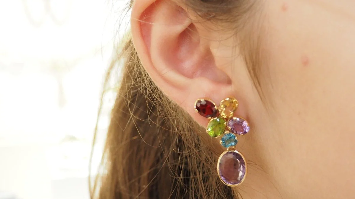 Boucles d'oreilles en or jaune et pierres fines - Image 2