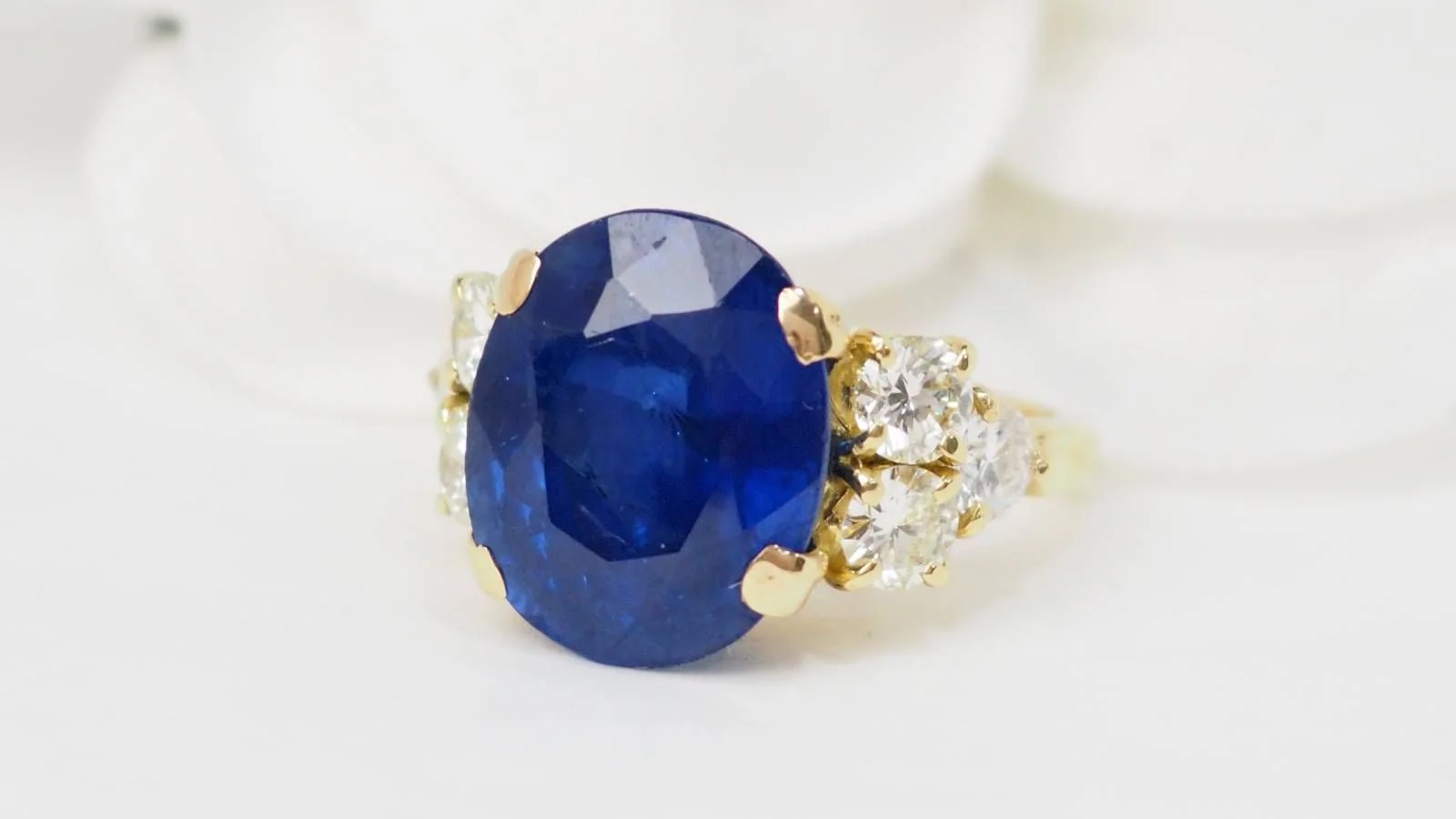 Bague importante en or jaune, saphir de Ceylan et diamants - Image 4