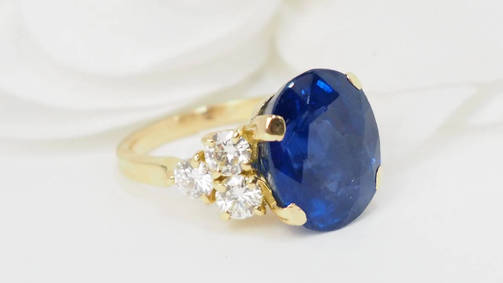 Bague importante en or jaune, saphir de Ceylan et diamants - Image 5
