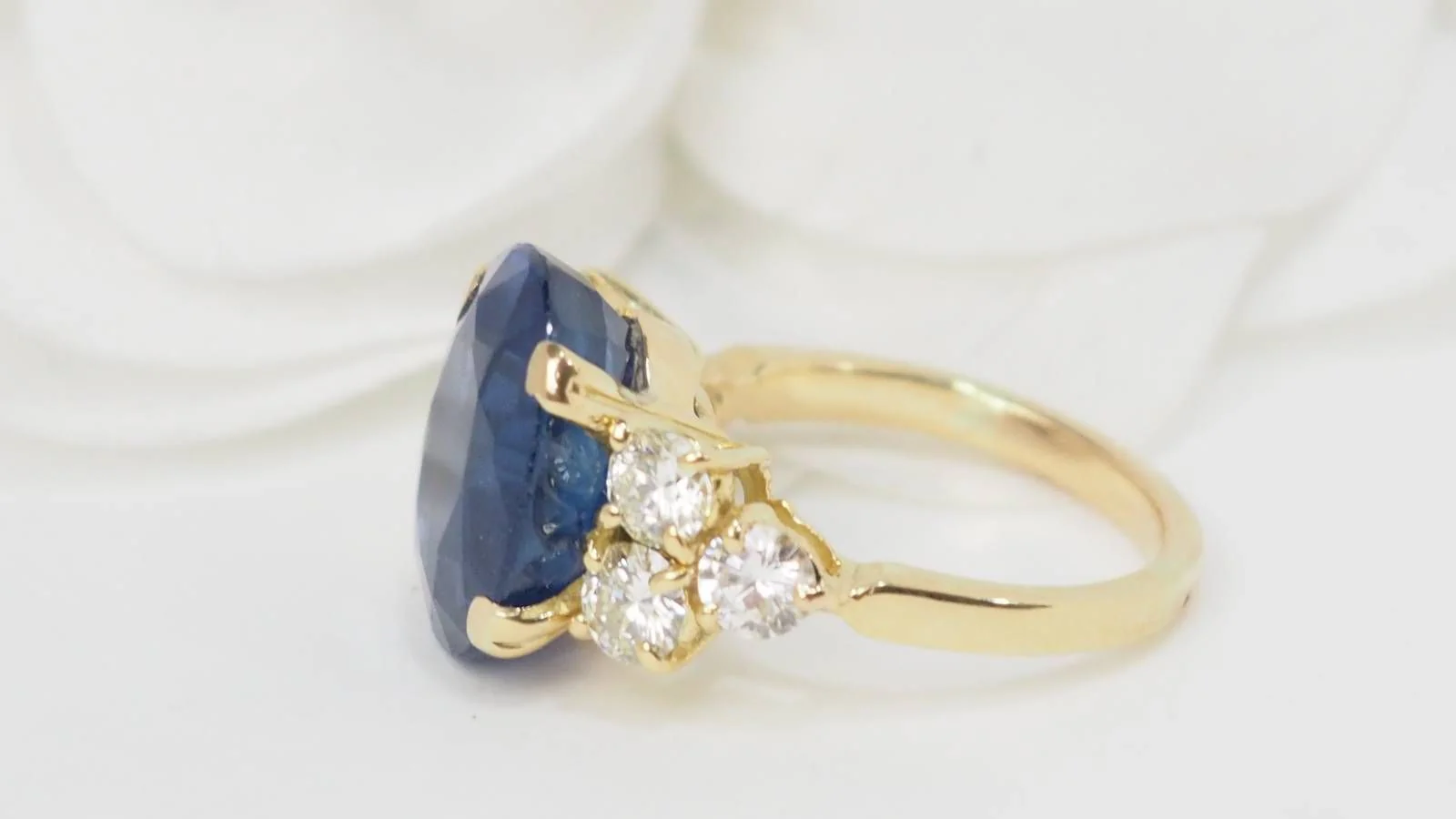 Bague importante en or jaune, saphir de Ceylan et diamants - Image 7