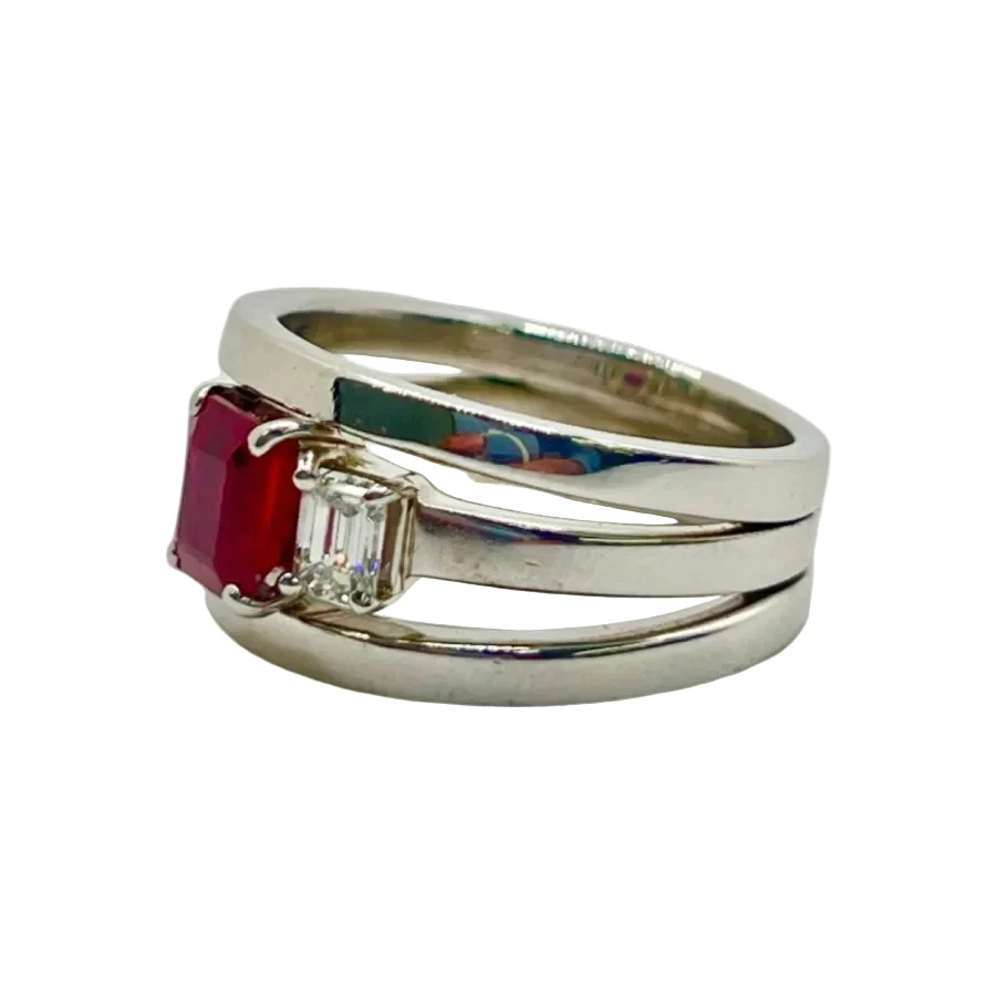 Bague Trilogie en or blanc, rubis et diamants - Image 2