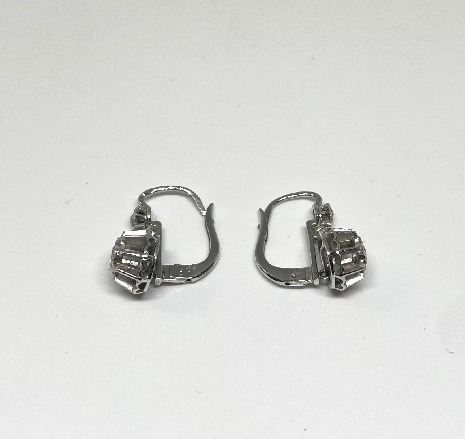 Boucles d’oreilles dormeuses en or blanc et diamants - Image 2