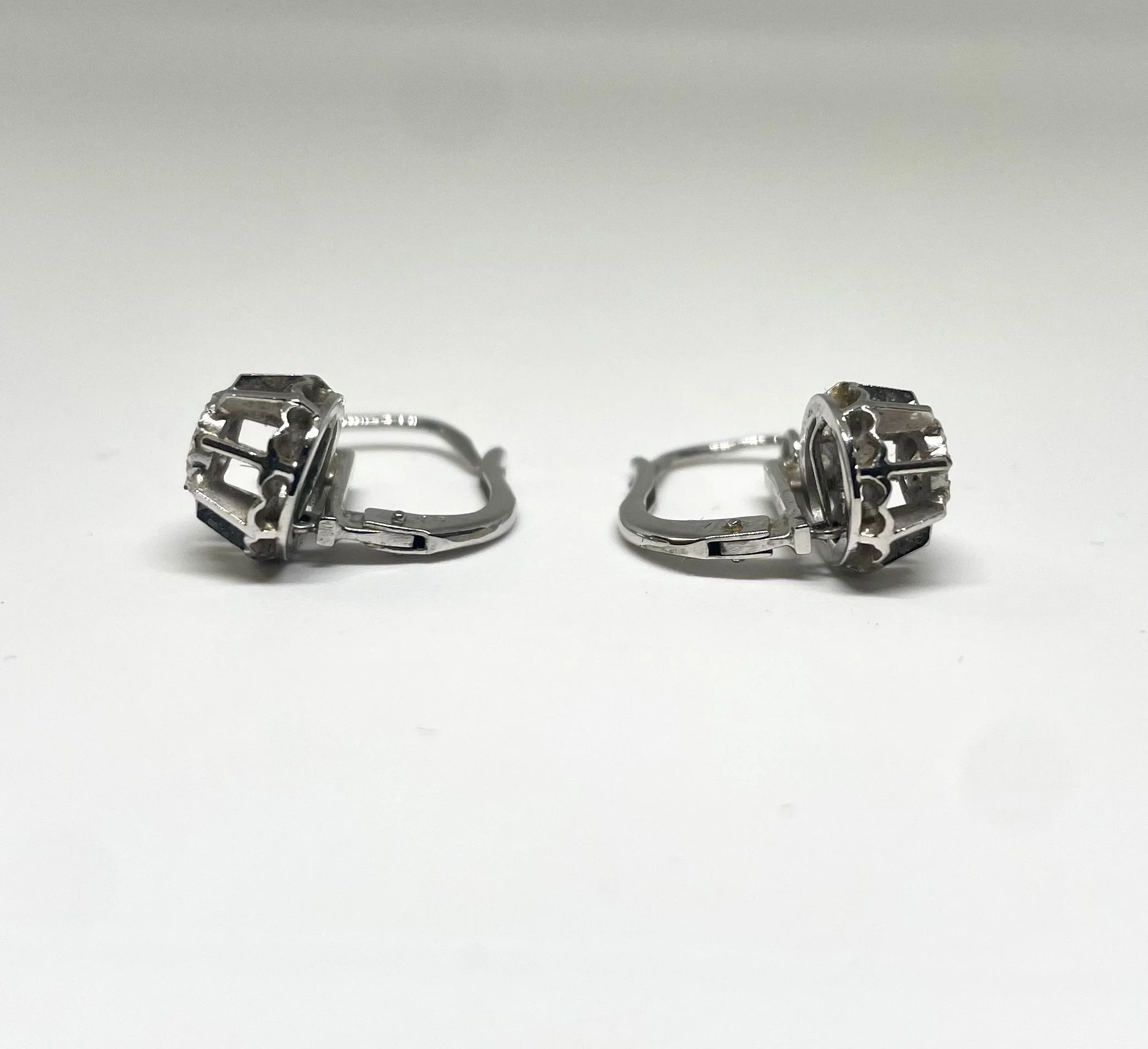 Boucles d’oreilles dormeuses en or blanc et diamants - Image 3