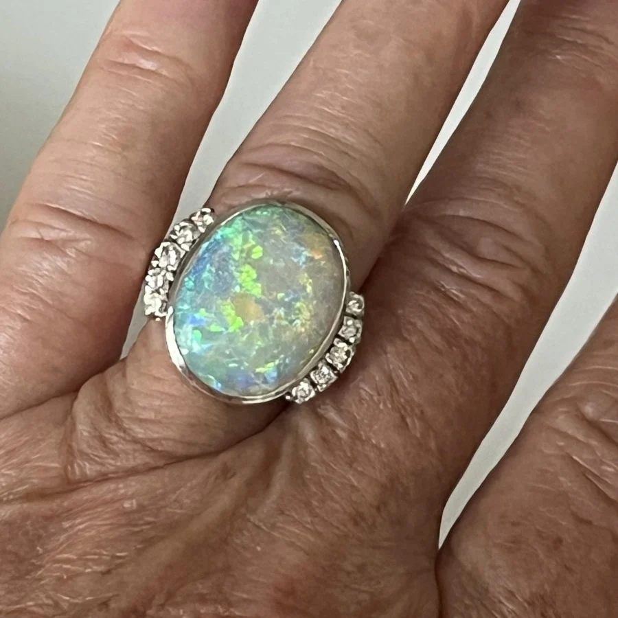 Bague Cocktail en or blanc, opale et diamants - Image 2