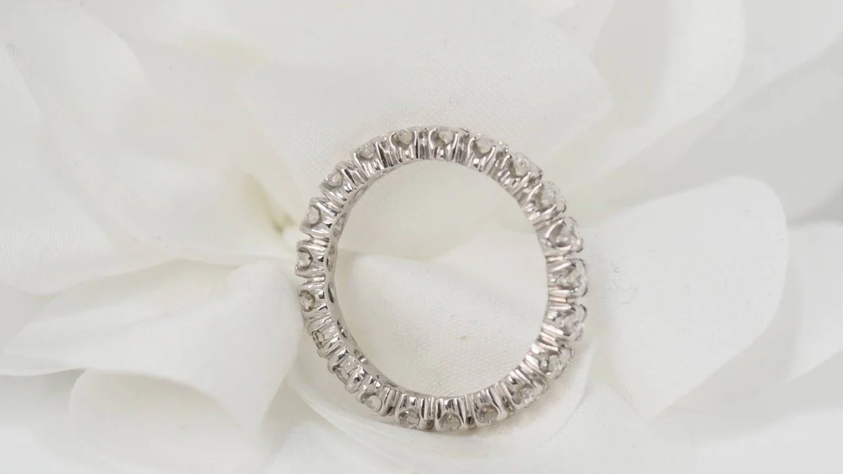 Alliance en or blanc et diamants - Image 7
