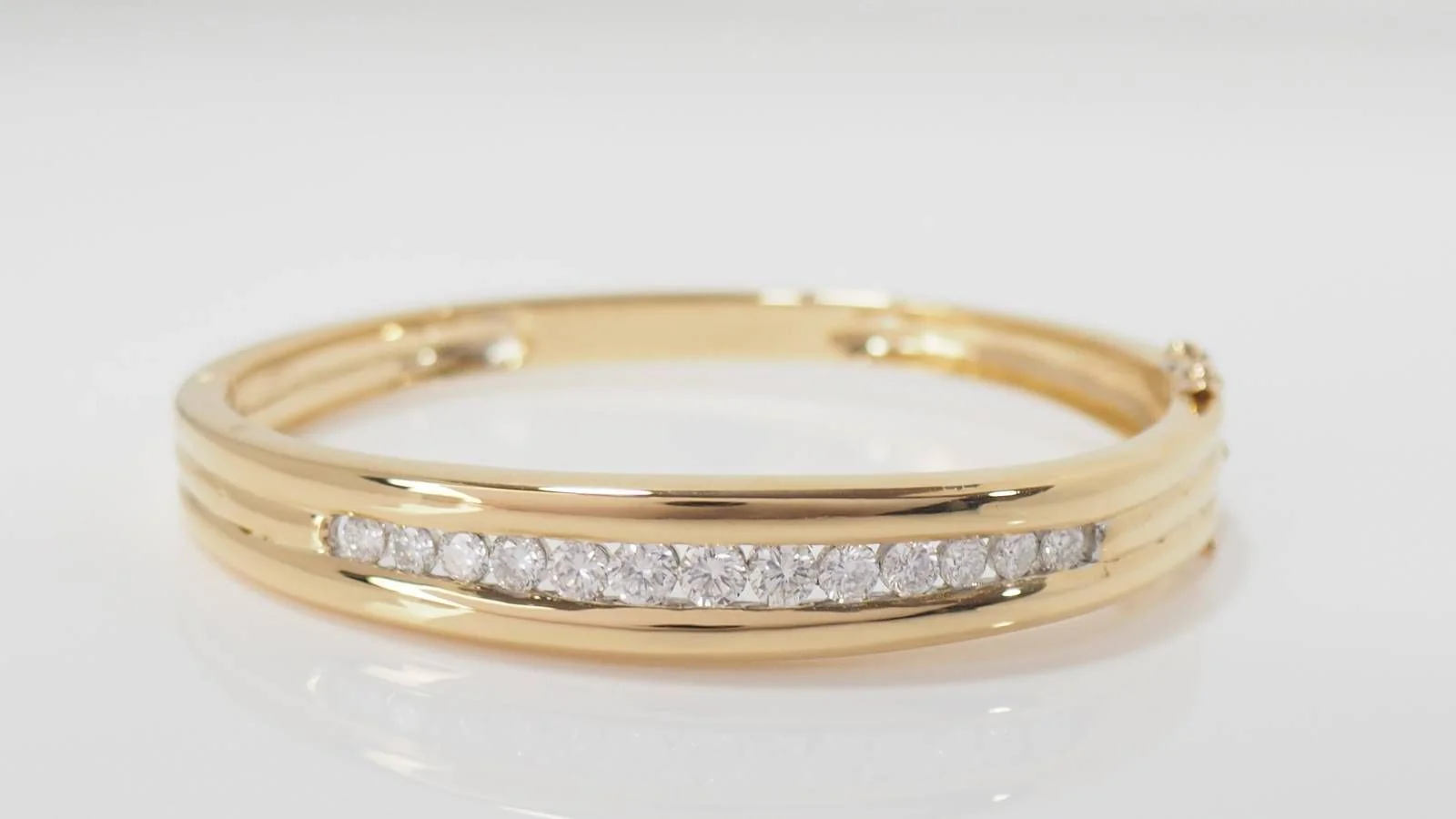 Bracelet jonc ouvrant en or jaune et diamants - Image 4