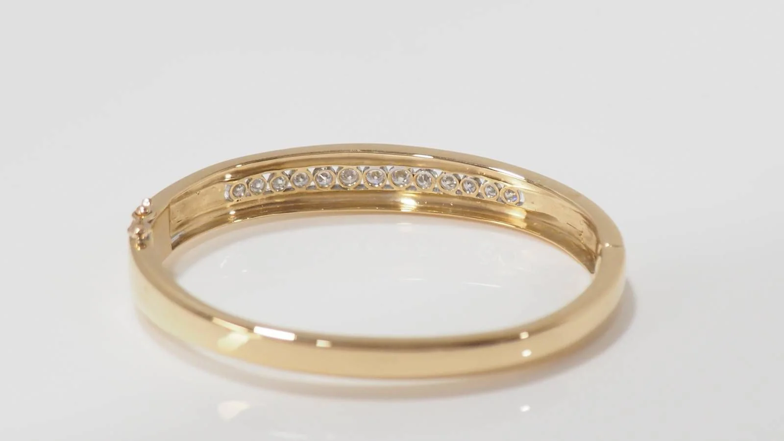 Bracelet jonc ouvrant en or jaune et diamants - Image 5