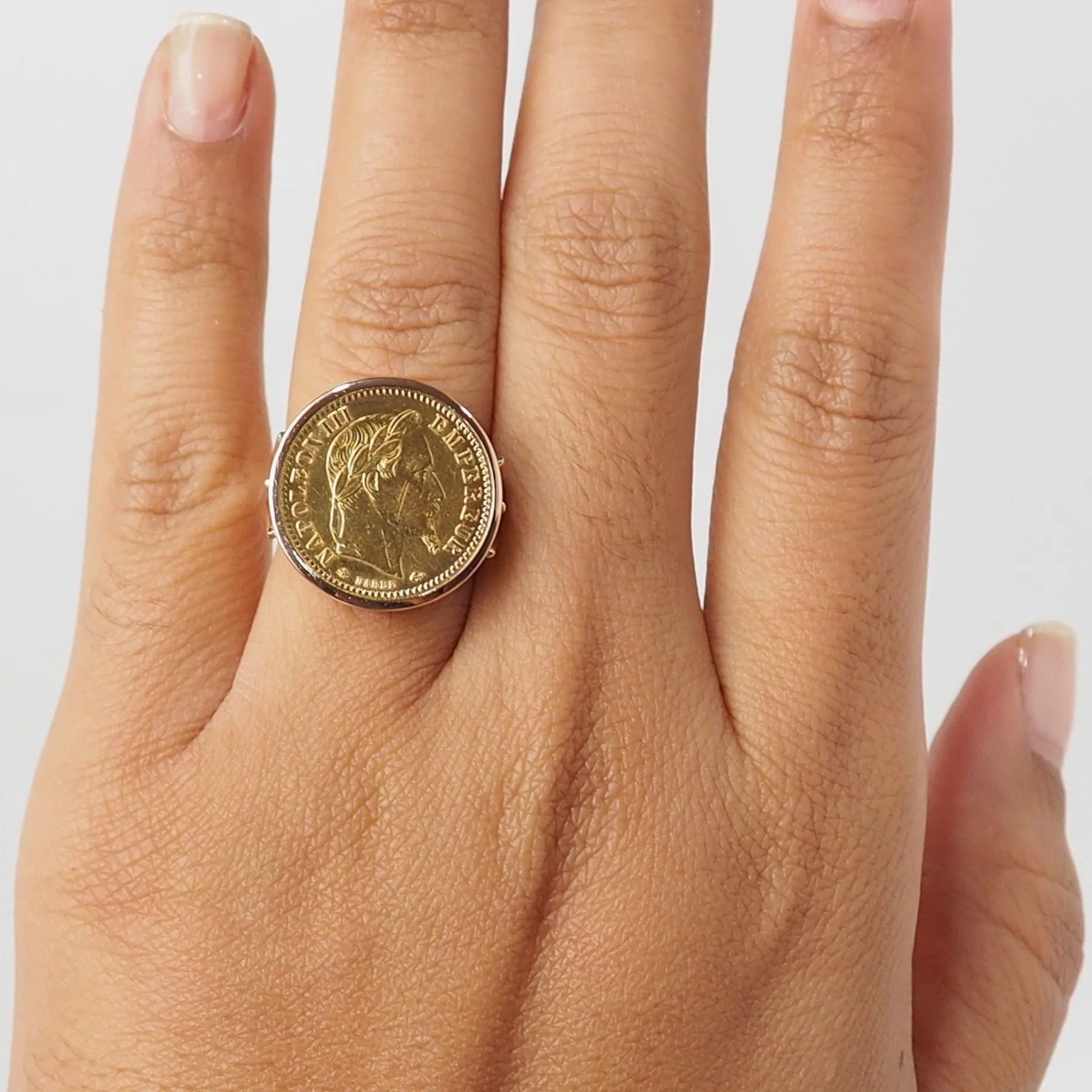 Bague Chevalière Pièce Napoléon III en or jaune - Image 2