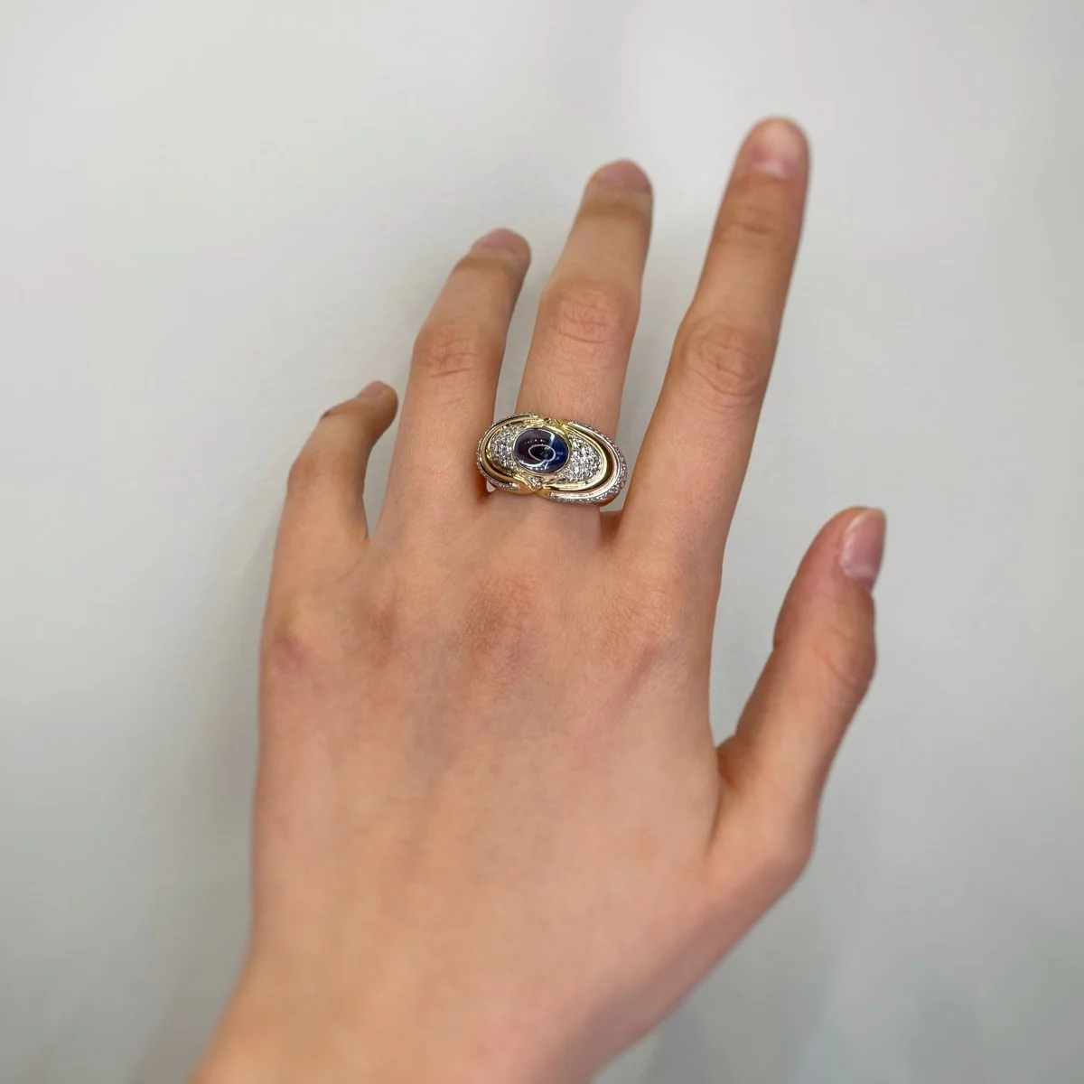 Bague en or jaune, saphir et diamants - Image 4