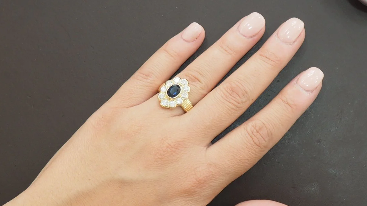 Bague entourage en or jaune, saphir ovale et diamants - Image 2
