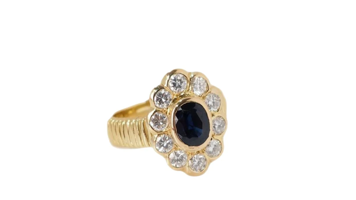 Bague entourage en or jaune, saphir ovale et diamants - Image 3