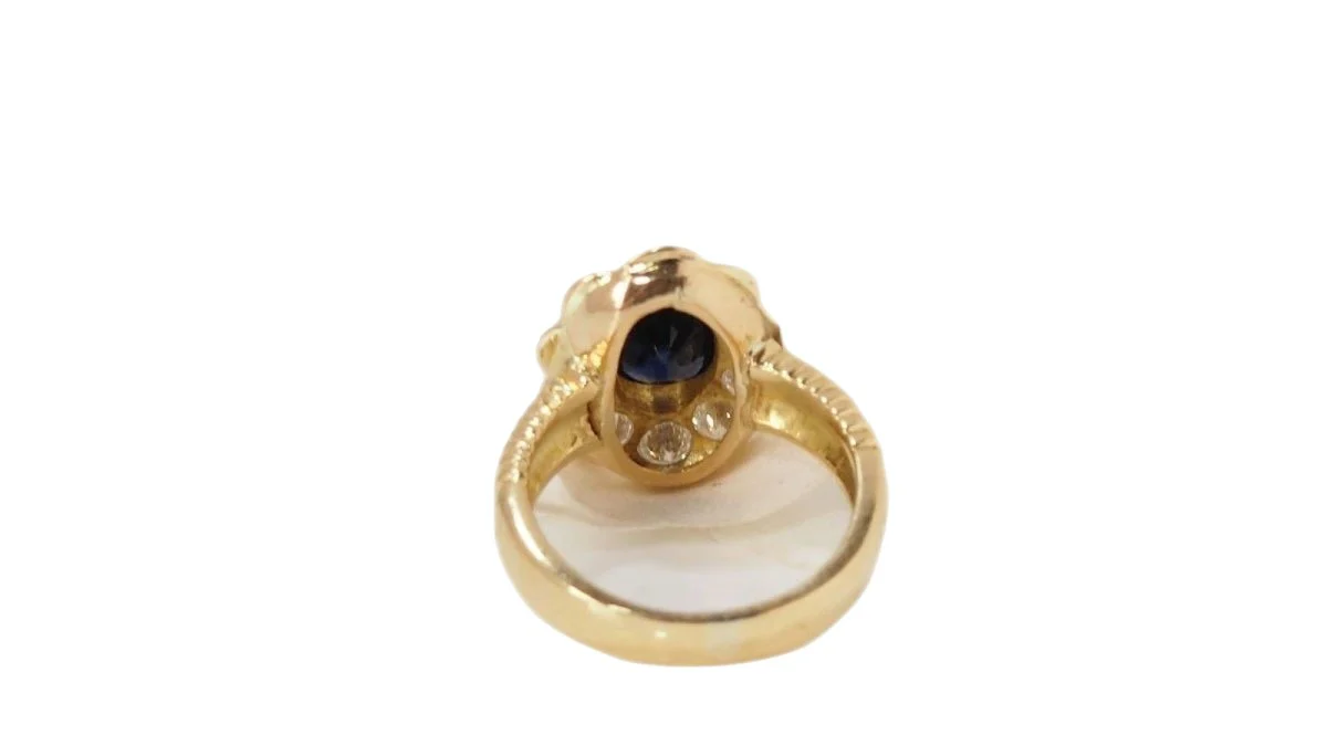 Bague entourage en or jaune, saphir ovale et diamants - Image 4