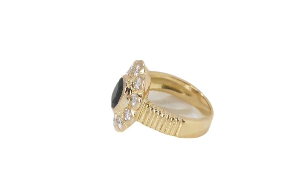 Bague entourage en or jaune, saphir ovale et diamants - Image 5