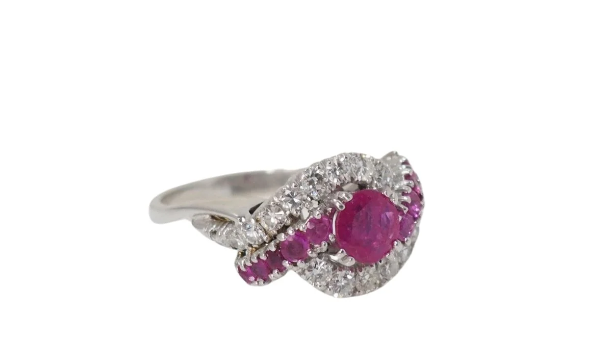 Bague en or blanc, rubis et diamants - Image 3