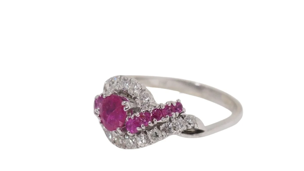 Bague en or blanc, rubis et diamants - Image 5