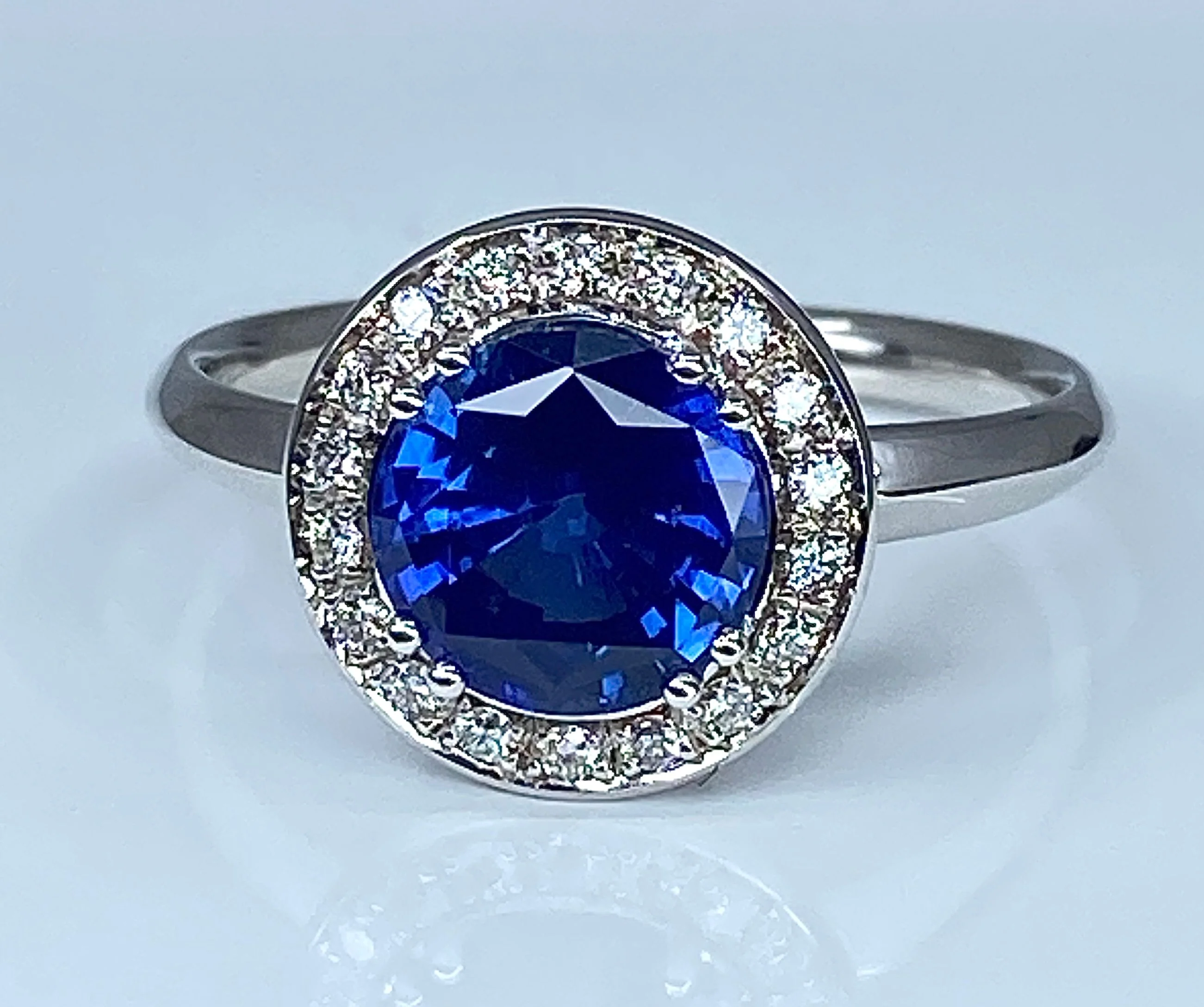 Bague de fiançailles en or blanc 18 carats en saphir et diamants - Image 10