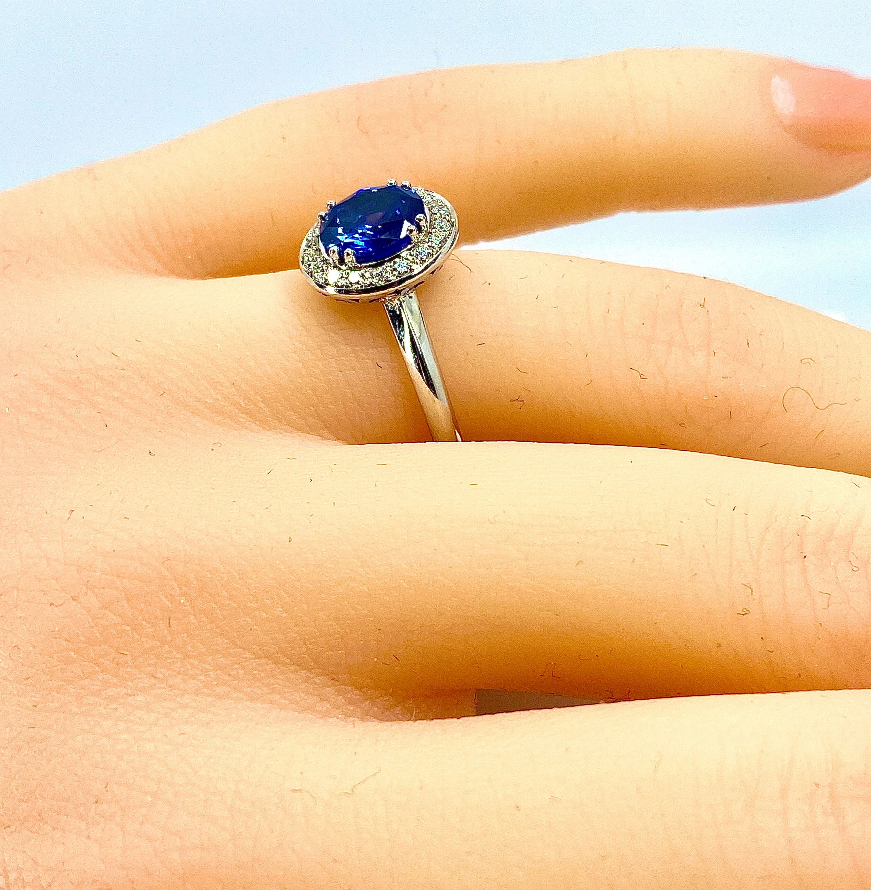 Bague de fiançailles en or blanc 18 carats en saphir et diamants - Image 12