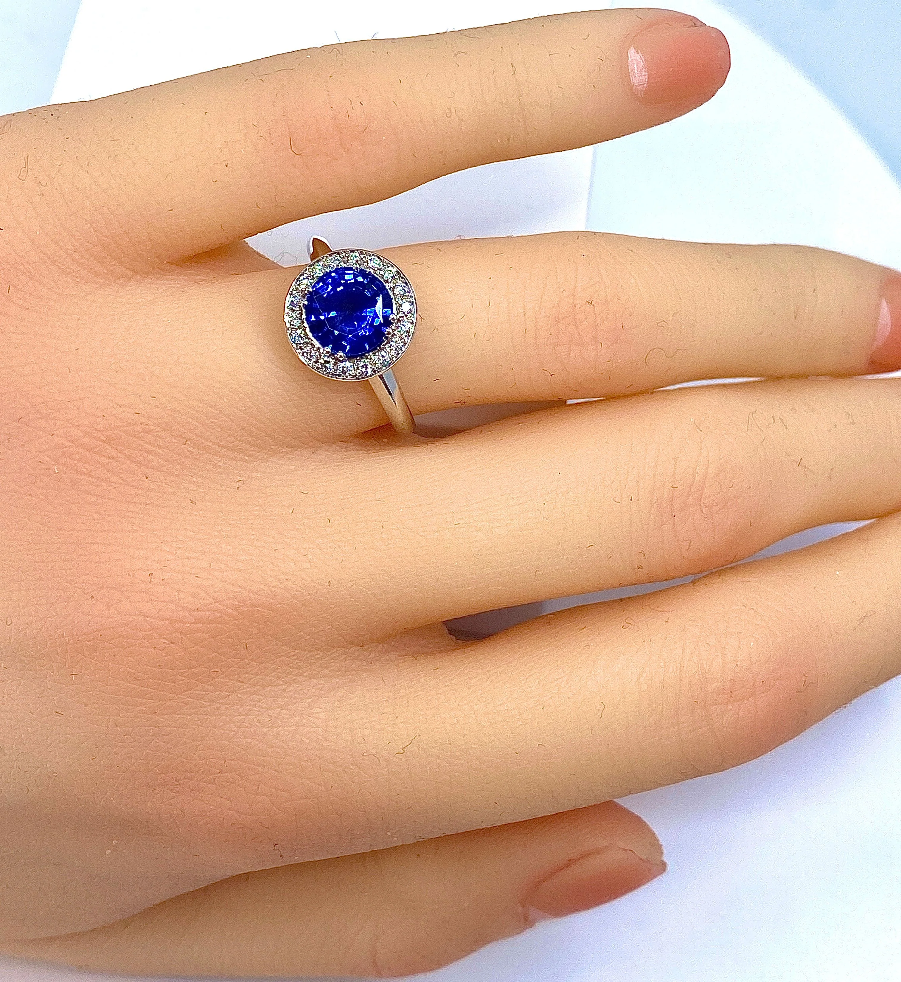 Bague de fiançailles en or blanc 18 carats en saphir et diamants - Image 2
